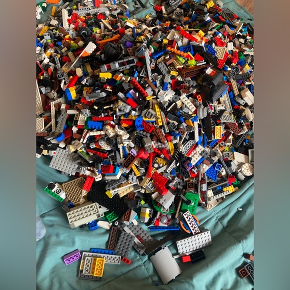 Lots of Legos! (2 pounds of clean, sorted Lego pieces) - Picture 4 of 5